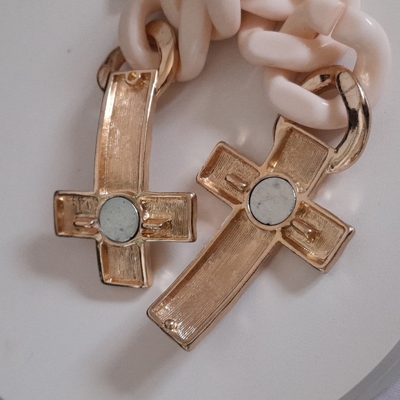 Acrylic Chain Bracelet with Magnetic Hammered Style Cross Clasp - Picture 4 of 6